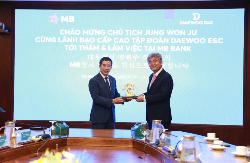 정원주 대우건설 회장과 MB 뱅크의 류 중 타이 회장 (출처=연합뉴스)