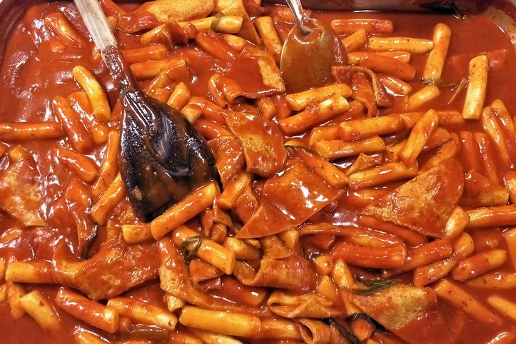 아이들 즐겨 먹는 유명 떡볶이 브랜드 등 55곳 '위생 불량' 적발