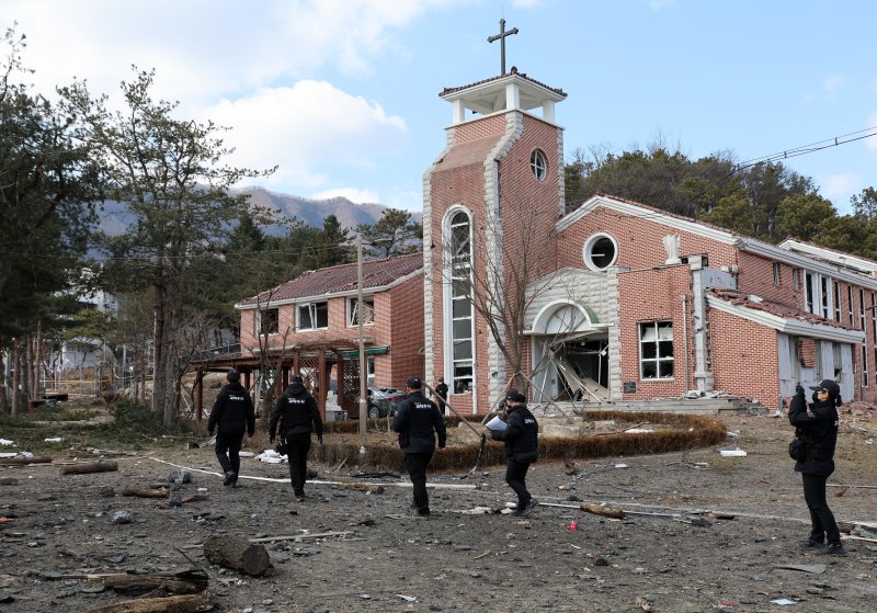 한미 연합훈련 도중 전투기의 폭탄이 민가에 떨어지는 오폭 사고가 발생한 6일 오후 경기 포천시 이동면 노곡리에서 과학수사대가 현장을 살펴보고 있다. (공동취재) 2025.3.6/뉴스1 ⓒ News1 이동해 기자