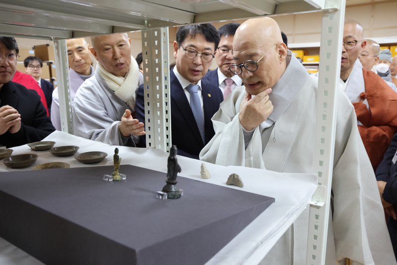 [서울=뉴시스] 6일 경기도 양평군 불교문화유산보존센터 앞에서 열린 개관식 후 센터를 둘러보는 대한불교조계종 총무원장 진우스님(오른쪽)과 최응천 국가유산청장(오른쪽에서 두 번째) (사진=대한불교조계종 제공) 2025.03.06. photo@newsis.com *재판매 및 DB 금지