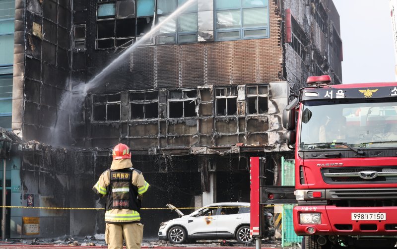 15일 서울 성동구 무학여자고등학교 급식실에서 화재가 발생해 소방관들이 소방차로 잔불을 정리하기 위해 물을 뿌리고 있다. 2025.2.15/뉴스1 ⓒ News1 장수영 기자