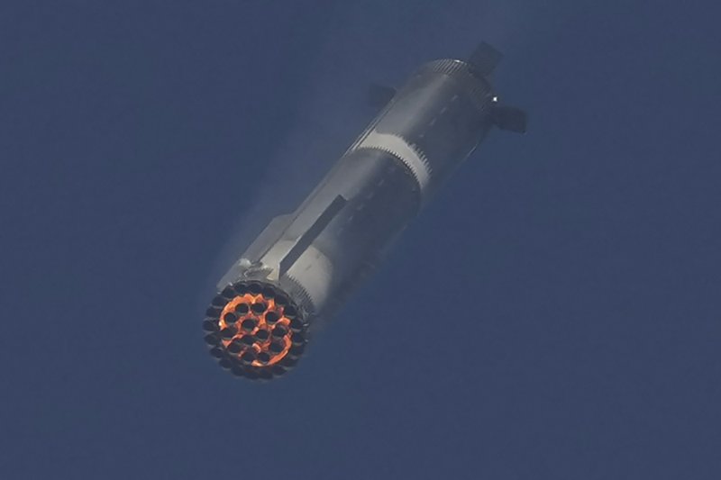 [보카치카=AP/뉴시스] 스페이스X의 '스타십' 로켓이 6일(현지 시간) 미 텍사스주 보카치카 해변 스타베이스에서 8차 시험 발사되고 있다. 발사 후 1단 로켓 부스터는 발사대로 돌아왔으나 2단 우주선은 교신이 끊어지며 궤도 시험비행에 실패했다. 2025.03.07.