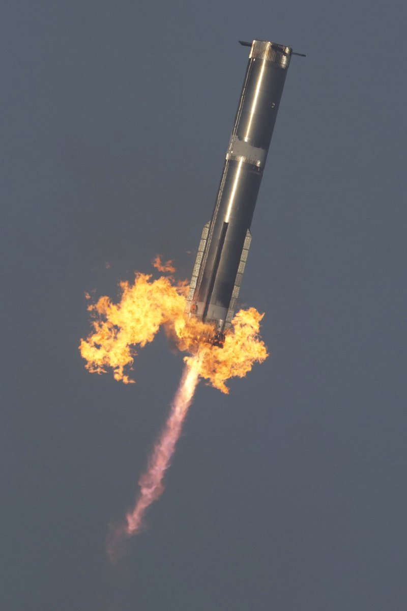 [보카치카=AP/뉴시스] 스페이스X의 '스타십' 로켓이 6일(현지 시간) 미 텍사스주 보카치카 해변 스타베이스에서 8차 시험 발사되고 있다. 발사 후 1단 로켓 부스터는 발사대로 돌아왔으나 2단 우주선은 교신이 끊어지며 궤도 시험비행에 실패했다. 2025.03.07.