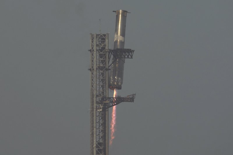 [보카치카=AP/뉴시스] 스페이스X의 '스타십' 로켓이 6일(현지 시간) 미 텍사스주 보카치카 해변 스타베이스에서 8차 시험 발사된 후 1단 로켓 부스터가 발사대로 귀환하고 있다. 1단 부스터와 분리된 2단 우주선은 교신이 끊어지며 궤도 시험비행에 실패했다. 2025.03.07.