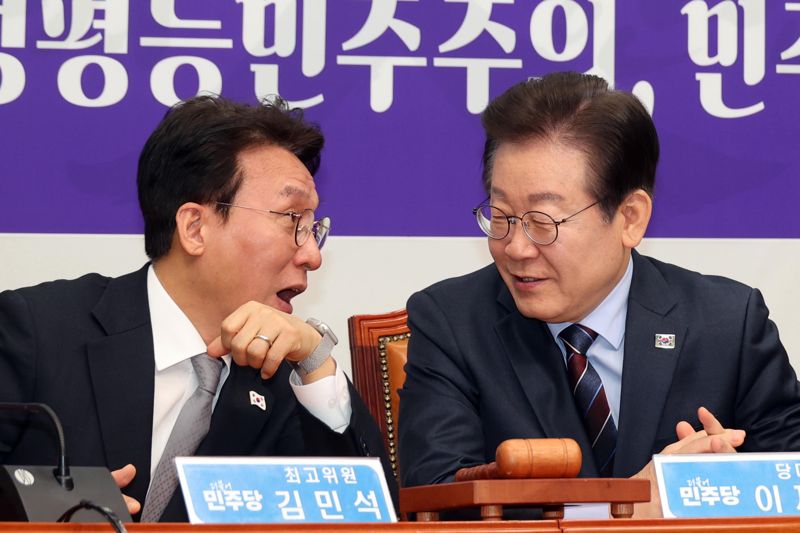 더불어민주당 이재명 대표가 7일 서울 여의도 국회에서 열린 최고위원회의에서 김민석 최고위원과 대화하고 있다. 사진=서동일 기자