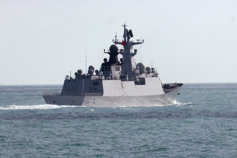 [AP/뉴시스]﻿﻿중국 함대가 이례적으로 호주 주변을 한바퀴 돌며 항행을 벌인 가운데 이번 작전은 미국 잠수함이 정박돼 있는 호주 해군 기지를 정탐하려는 의도도 있는 것을 평가됐다. 사진은 지난달 11일 호주 해안 토레스 해협을 항행하는 중국 호위함 헝양함의 모습. 2025.03.07