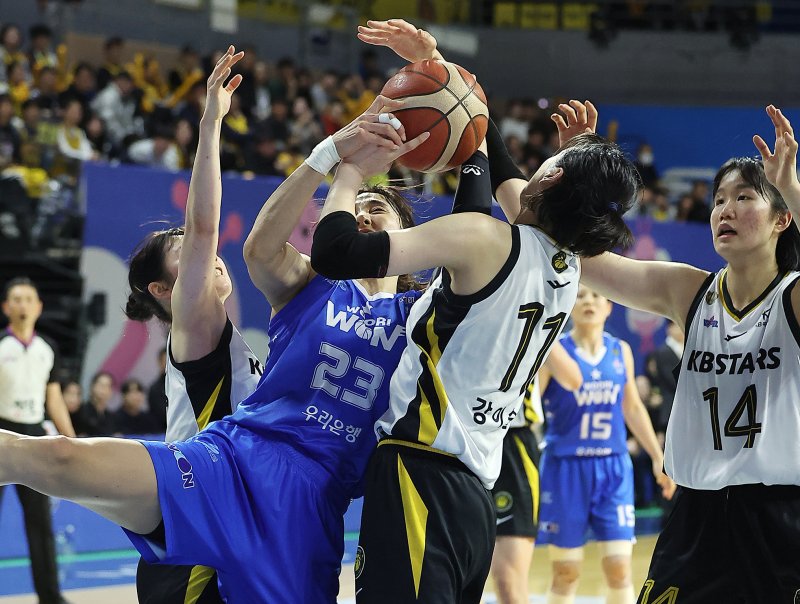 2일 오후 충남 아산 이순신체육관에서 열린 '하나은행 2024-2025 여자프로농구 플레이오프' 1차전 아산 우리은행 우리 WON과 청주 KB스타즈의 경기, 2쿼터 아산 우리은행 김단비가 청주 KB 강이슬, 허예은과 리바운드 경합을 하고 있다. 2025.3.2/뉴스1 ⓒ News1 김진환 기자