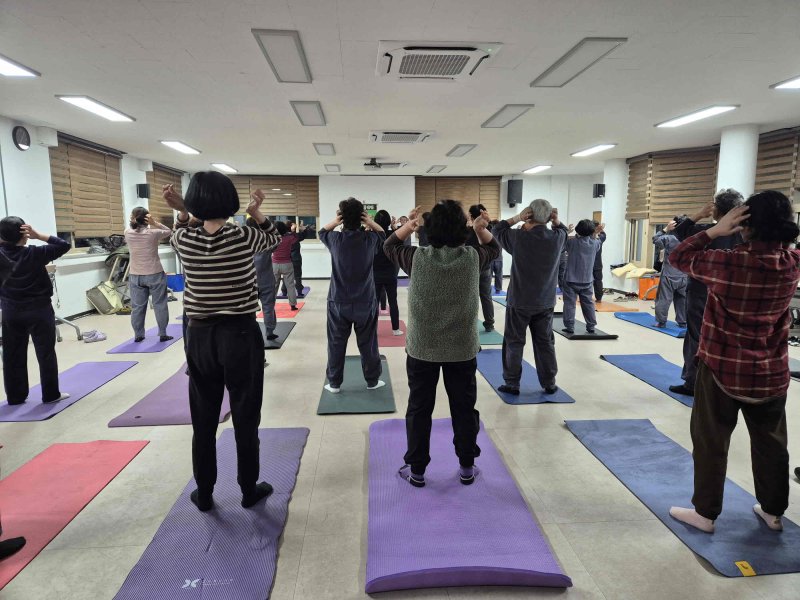 [밀양=뉴시스] 산내면 행정복지센터에서 주민자치프로그램인 몸살림 운동이 진행되고 있다. (사진=밀양시 제공) 2025.03.07. photo@newsis.com *재판매 및 DB 금지
