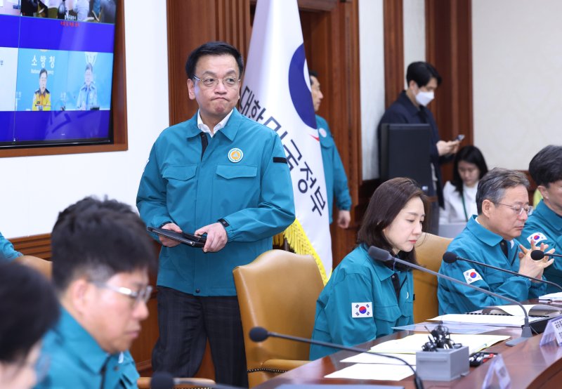 [서울=뉴시스] 조수정 기자 = 최상목 대통령 권한대행 부총리 겸 기획재정부 장관이 7일 정부서울청사에서 열린 제20차 국가테러대책위원회에 입장하고 있다. 2025.03.07. chocrystal@newsis.com