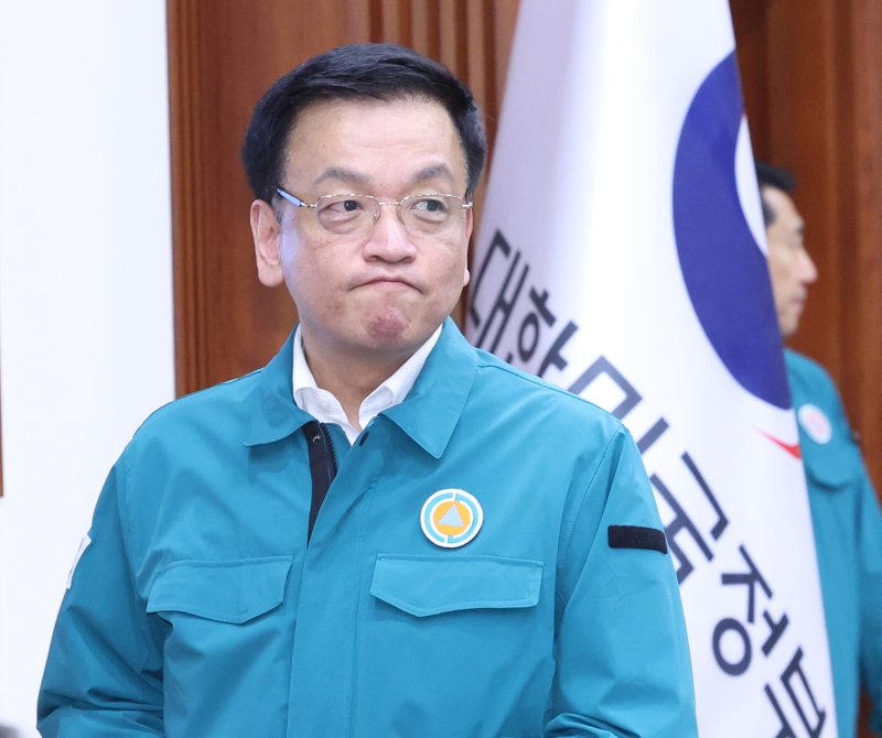 [서울=뉴시스] 조수정 기자 = 최상목 대통령 권한대행 부총리 겸 기획재정부 장관이 7일 정부서울청사에서 열린 제20차 국가테러대책위원회에 입장하고 있다. 2025.03.07. chocrystal@newsis.com