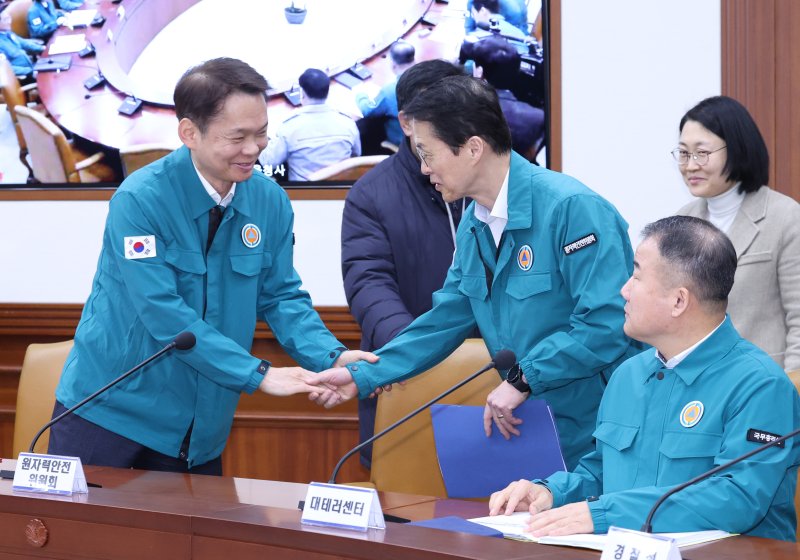 [서울=뉴시스] 조수정 기자 = 이병화 환경부 차관과 최원호 원자력안전위원장이 7일 정부서울청사에서 열린 최상목 대통령 권한대행 부총리 겸 기획재정부 장관 주재 제20차 국가테러대책위원회에 참석해 인사나누고 있다. 오른쪽 아래는 신상균 국무조정실 대테러센터장. 2025.03.07. chocrystal@newsis.com