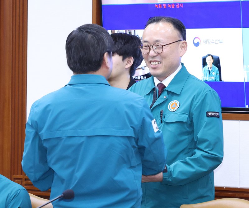 [서울=뉴시스] 조수정 기자 = 이한경 행정안전부 재난안전관리본부장과 오호룡 국가정보원 1차장이 7일 정부서울청사에서 열린 최상목 대통령 권한대행 부총리 겸 기획재정부 장관 주재 제20차 국가테러대책위원회에 참석해 인사나누고 있다. 2025.03.07. chocrystal@newsis.com