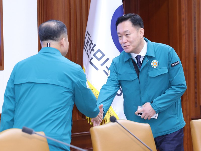 [서울=뉴시스] 조수정 기자 = 신상균(왼쪽) 국무조정실 대테러센터장과 이진하 대통령경호처 경비안전본부장이 7일 정부서울청사에서 열린 최상목 대통령 권한대행 부총리 겸 기획재정부 장관 주재 제20차 국가테러대책위원회에 참석해 인사나누고 있다. 2025.03.07. chocrystal@newsis.com