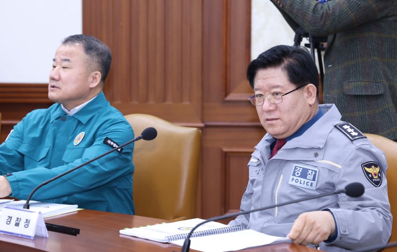 [서울=뉴시스] 조수정 기자 = 신상균 국무조정실 대테러센터장과 이호영(오른쪽) 경찰청장 직무대행이 7일 정부서울청사에서 열린 최상목 대통령 권한대행 부총리 겸 기획재정부 장관 주재 제20차 국가테러대책위원회에 참석하고 있다. 2025.03.07. chocrystal@newsis.com