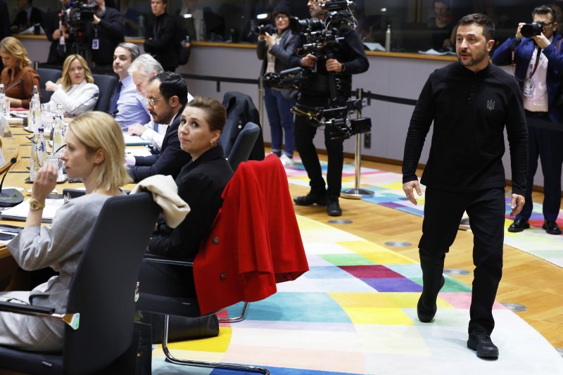 [브뤼셀=AP/뉴시스] 볼로디미르 젤렌스키(가운데) 우크라이나 대통령이 6일(현지 시간) 벨기에 브뤼셀에서 열린 유럽연합(EU) 27개국 특별 정상회의에 참석하고 있다. 젤렌스키 대통령은 "유럽의 재무장 노력을 환영한다"라며 "이 계획에 따른 국방 자금으로 유럽 모든 지역을 강화해야 한다"라고 말했다. 2025.03.07.