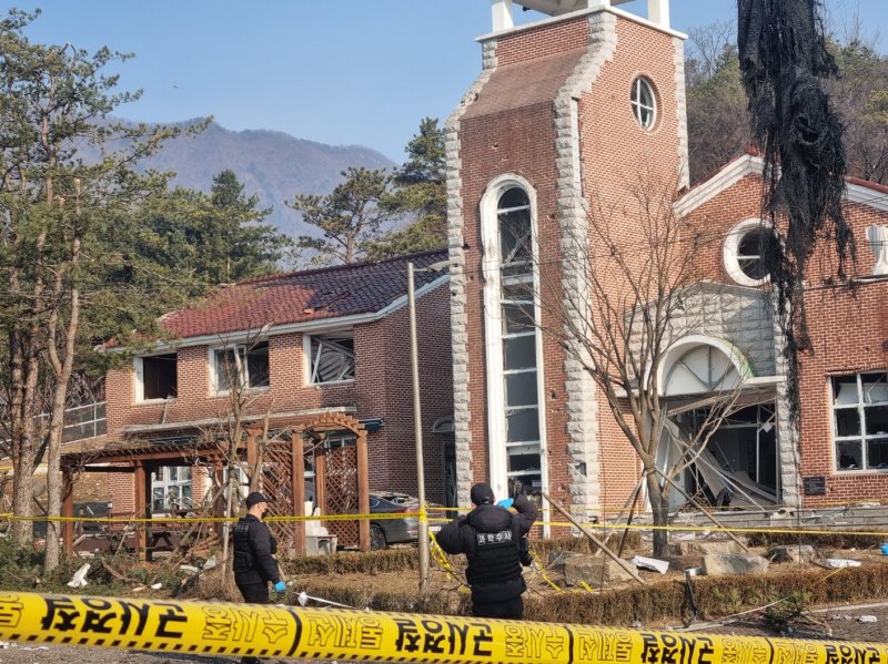 [포천=뉴시스] 김도희 기자 = 경기 포천시에서 발생한 군 폭탄 오발사고 이틀째인 7일 오전 군 관계자들이 현장을 통제하고 있다. 2025.03.07 kdh@newsis.com