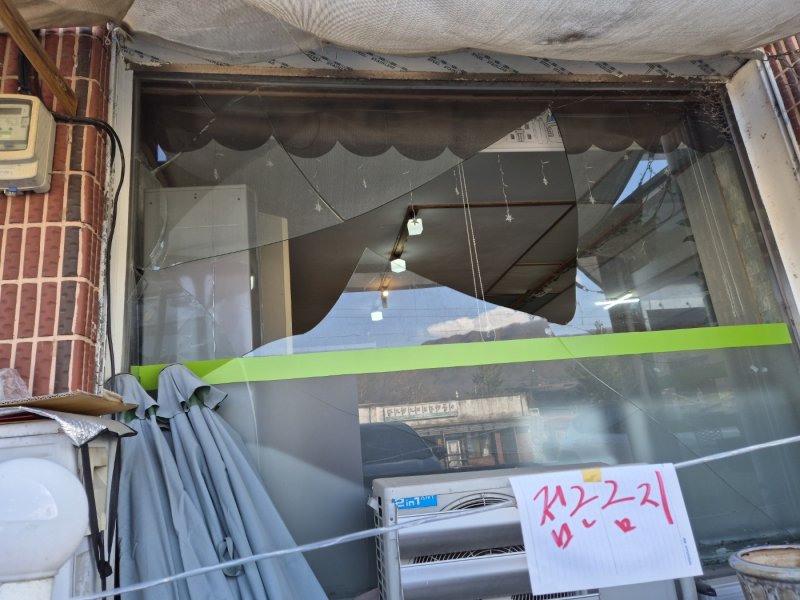6일 경기 포천시 이동면 노곡리에서 공군 전투기 폭탄 오발사고가 발생한 가운데, 폭탄 충격으로 식당 창문이 깨져 있다.2025.3.6/뉴스1 ⓒ News1 양희문 기자