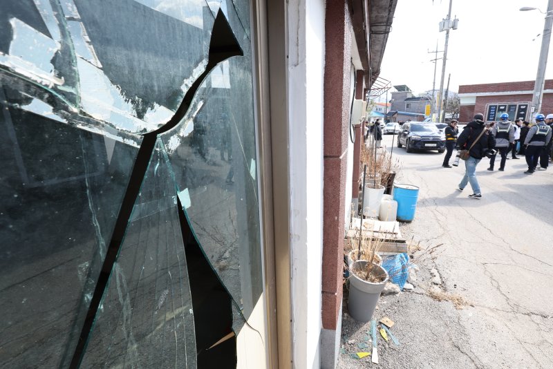 한미 통합화력 실사격 훈련이 실시된 6일 경기 포천시 이동면 노곡리의 한 민가에 공군 공대지 폭탄이 떨어져 유리창이 깨져 있다. 2025.3.6/뉴스1 ⓒ News1 이동해 기자