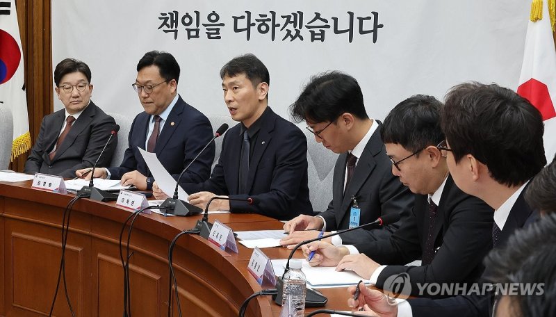 가상자산시장 관련 민당정 간담회에서 발언하는 이복현 금감원장 (출처=연합뉴스)