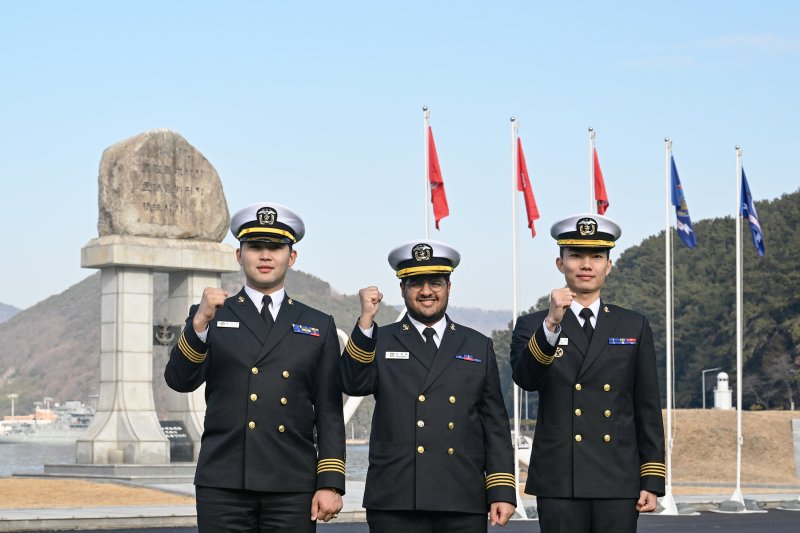 해군 사관생도 139명 임관…"대한민국 바다 지킬 것"