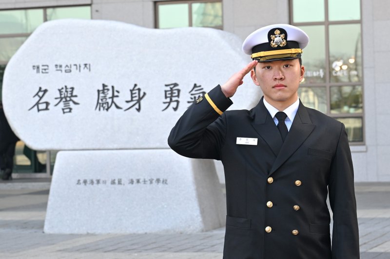 해군 사관생도 139명 임관…"대한민국 바다 지킬 것"