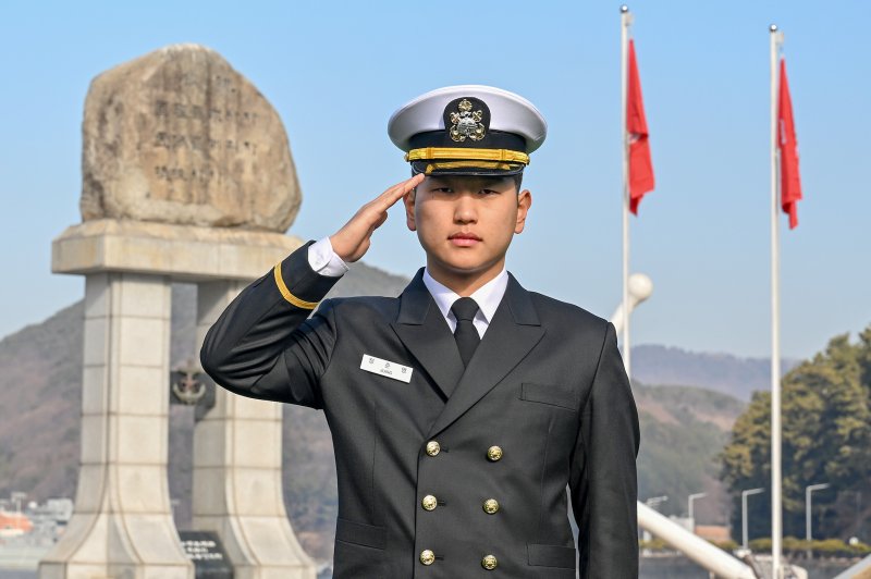 해군 사관생도 139명 임관…"대한민국 바다 지킬 것"