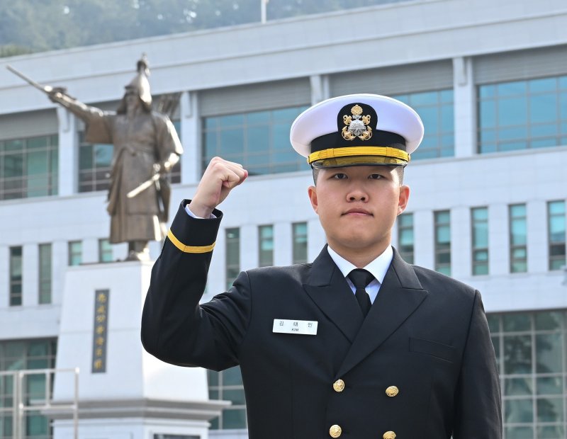 해군 사관생도 139명 임관…"대한민국 바다 지킬 것"