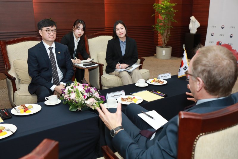 임기근 조달청장(왼쪽 첫 번째)과 다그 스트룀스네스 노르웨이 공공관리청 부청장이 양국 공공조달 협력 방안에 대해 논의하고 있다.(조달청 제공.재판매 및 DB금지)/뉴스1