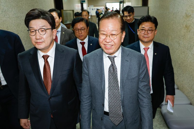 권영세 국민의힘 비상대책위원장과 권성동 원내대표가 7일 오후 서울 여의도 국회에서 윤석열 대통령 석방 관련 긴급 기자회견을 마친 후 이동하고 있다. 2025.3.7/뉴스1 ⓒ News1 안은나 기자