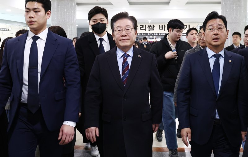 이재명 더불어민주당 대표가 7일 오후 서울 여의도 국회 의원회관에서 윤석열 대통령 석방 관련 질의에 답변한 뒤 긴급 최고위원회의에 참석하기 위해 이동하고 있다. 2025.3.7/뉴스1 ⓒ News1 김민지 기자