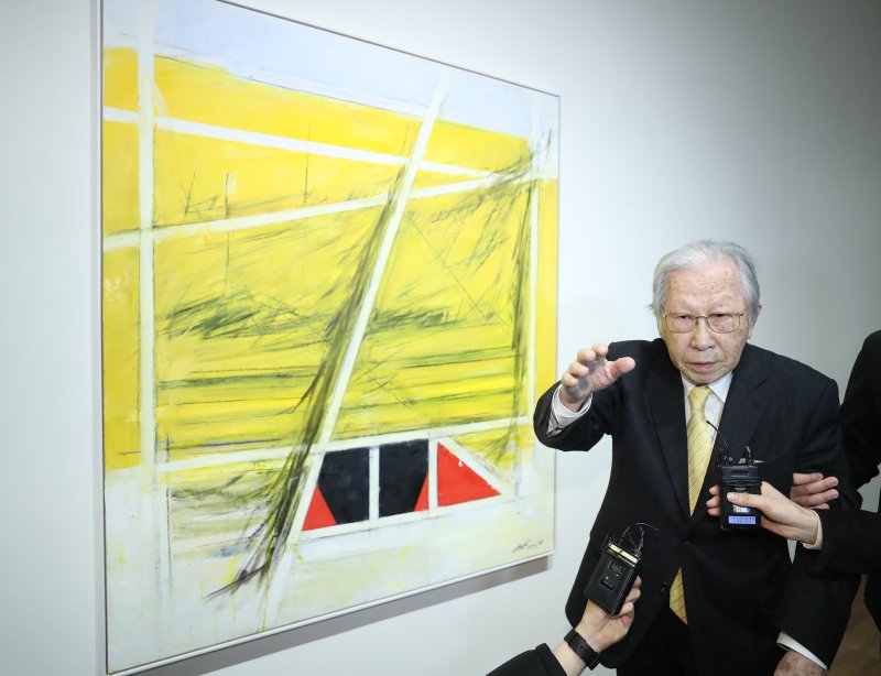 【서울=뉴시스】조수정 기자 = 국내 최고령 화백인 김병기 작가가 만 103세 생일을 맞은 10일 오전 서울 평창동 가나아트센터에서 개인전 '여기, 지금(Here and Now)' 개막 기자간담회를 열고 2019년 신작 '산의 동쪽-서사시(Mountian East-Epic)'를 소개하고 있다. 뉴시스DB. 2019.04.10. chocrystal@newsis.com