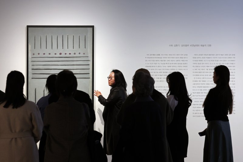 [서울=뉴시스] 박진희 기자 = 이보름 가나아트 전시 기획 총괄이 7일 서울 종로구 가나아트센터에서 열린 올해 첫 기획전 '김병기와 상파울로 비엔날레' 전시 작품 'Echo-1'(김환기 작가의 제8회 상파울로 비엔날레 출품작)을 설명하고 있다. 이번 전시는 작고한 태경 김병기(1916-2022)의 3주기를 기념하며, 그가 커미셔너이자 심사위원으로 활동했던 1965년 제8회 상파울로 비엔날레의 60주년을 맞아 한국 현대미술이 국제 무대에 본격적으로 진출했던 역사적 순간을 조명하는 뜻깊은 전시이다. 2025.03.07. pak7130@