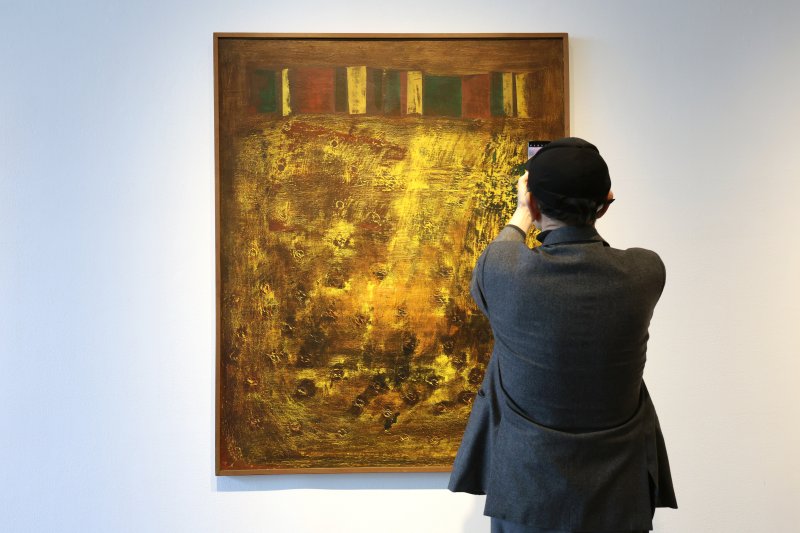 [서울=뉴시스] 박진희 기자 = 가나아트와 가나문화재단은 7일 서울 종로구 가나아트센터에서 올해 첫 기획전 '김병기와 상파울로 비엔날레' 기자간담회를 갖고 주요 전시 작품 '제사/Rite Y-9'(김창열 작가의 제8회 상파울로 비엔날레 출품작)을 선보이고 있다. 이번 전시는 작고한 태경 김병기(1916-2022)의 3주기를 기념하며, 그가 커미셔너이자 심사위원으로 활동했던 1965년 제8회 상파울로 비엔날레의 60주년을 맞아 한국 현대미술이 국제 무대에 본격적으로 진출했던 역사적 순간을 조명하는 뜻깊은 전시이다. 2025.03.07