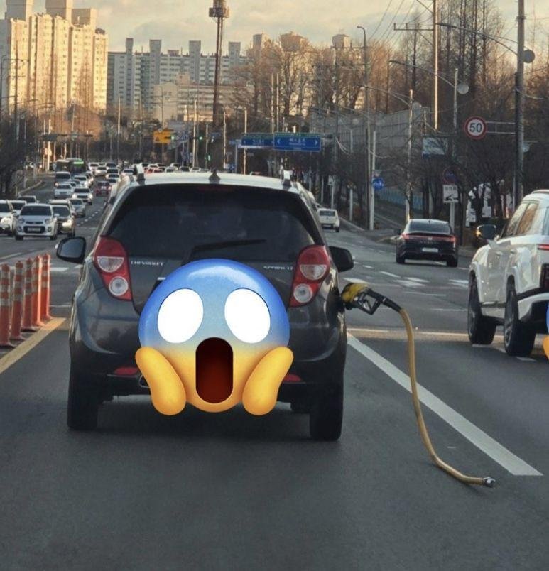 "웬일이야"..주유건 꽂은 채 도로 질주한 차량, 오토바이 경적 듣고 알았다