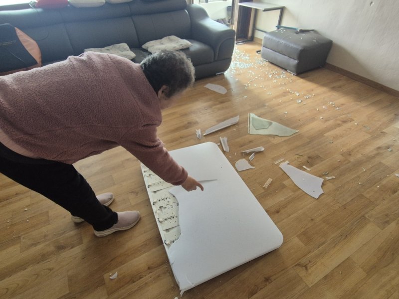 7일 경기 포천시 이동면 노곡리에 사는 남명예 할머니(74)가 전날 발생한 공군 전투기 오폭사고로 인한 피해 상황을 설명해 주고 있다.2025.03.07/뉴스1