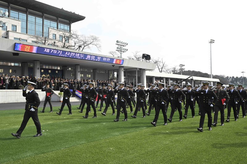해군 사관생도 139명 임관…"대한민국 바다 지킬 것"