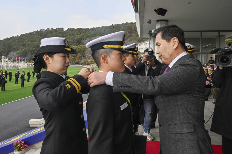 해군 사관생도 139명 임관…"대한민국 바다 지킬 것"