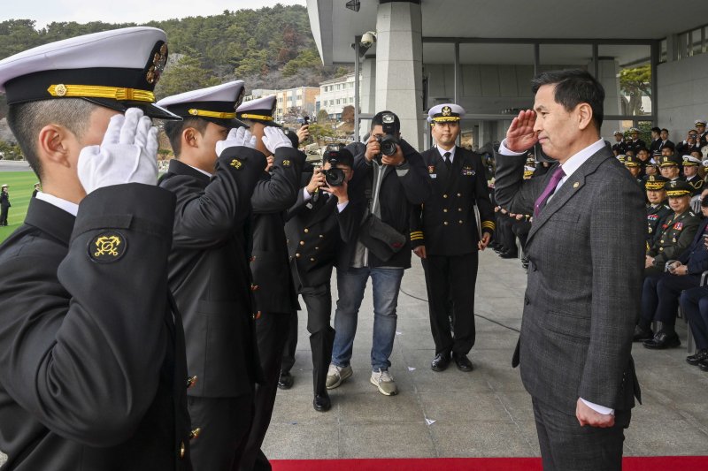 해군 사관생도 139명 임관…"대한민국 바다 지킬 것"