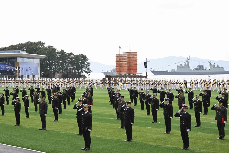 해군 사관생도 139명 임관…"대한민국 바다 지킬 것"