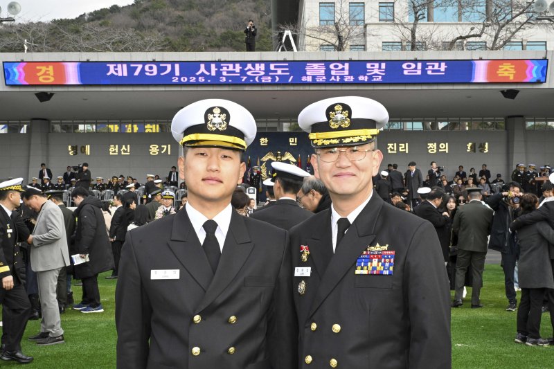 해군 사관생도 139명 임관…"대한민국 바다 지킬 것"