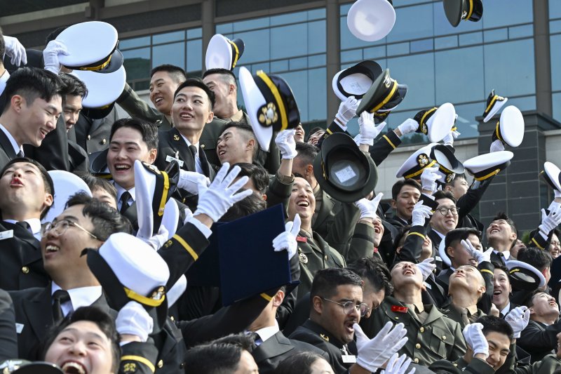 해군 사관생도 139명 임관…"대한민국 바다 지킬 것"