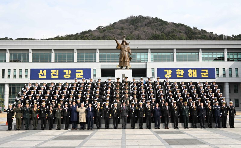 해군 사관생도 139명 임관…"대한민국 바다 지킬 것"
