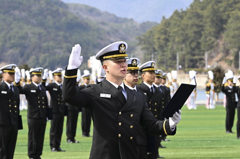해군 사관생도 139명 임관…"대한민국 바다 지킬 것"