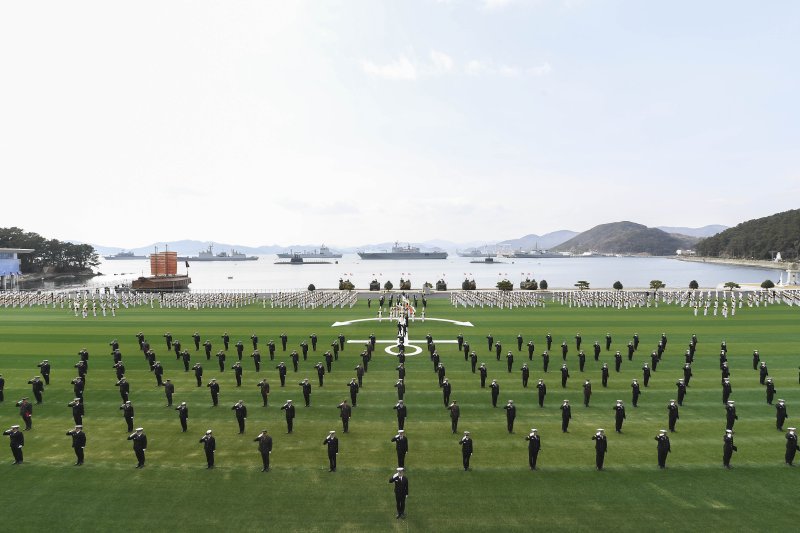 해군 사관생도 139명 임관…"대한민국 바다 지킬 것"
