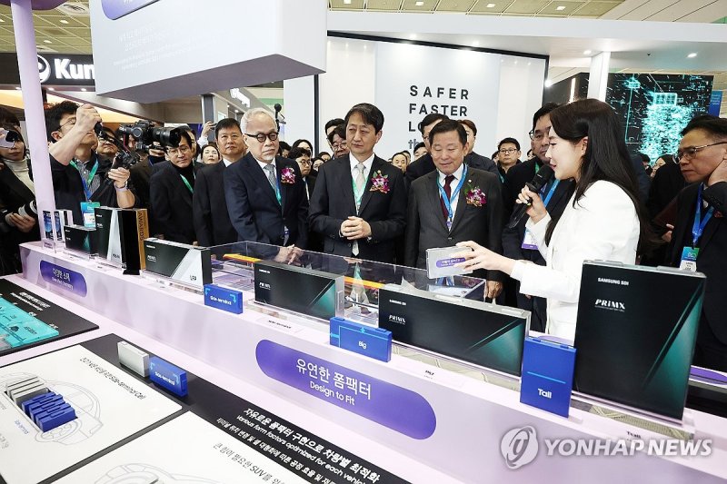 삼성SDI 부스 찾은 배터리 업계 대표들 (출처=연합뉴스)