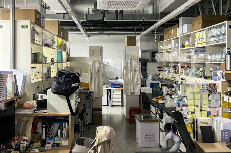 [서울=뉴시스] 정병혁 기자 = 정부가 의과대학 학생들이 복귀할 경우 2026학년도 모집인원을 증원 이전 수준인 3058명으로 동결하겠다고 밝혔다. 이달 말까지 입대, 임신·육아, 질병 등 불가피한 사유를 제외한 모든 학생이 돌아와야 한다. 다만 복귀하지 않을 경우 2026학년도 모집정원을 2000명 늘린 5058명 선발한다는 방침이다. 사진은 7일 서울시내 의과대학. 2025.03.07. jhope@newsis.com