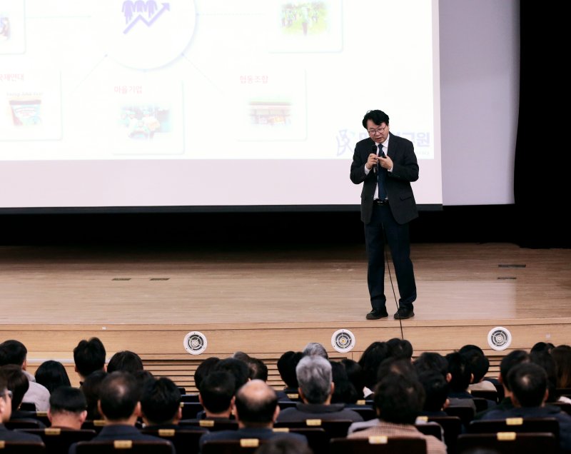 [화성=뉴시스]이한주 민주연구원장이 6일 화성시에서 시청 직원을 대상으로 '대한민국 대전환과 기본사회'를 주제로 강연하고 있다.(사진=화성시 제공)2025.03.06.photo@newsis.com