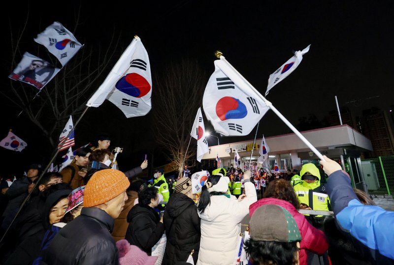 법원 "수사과정 적법성 의문 해소해야..이대로면 재심 사유"[尹 구속취소]