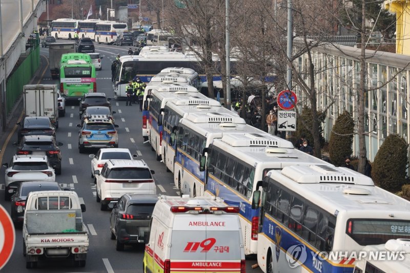 관저 인근 세워진 경찰 차벽 (출처=연합뉴스)