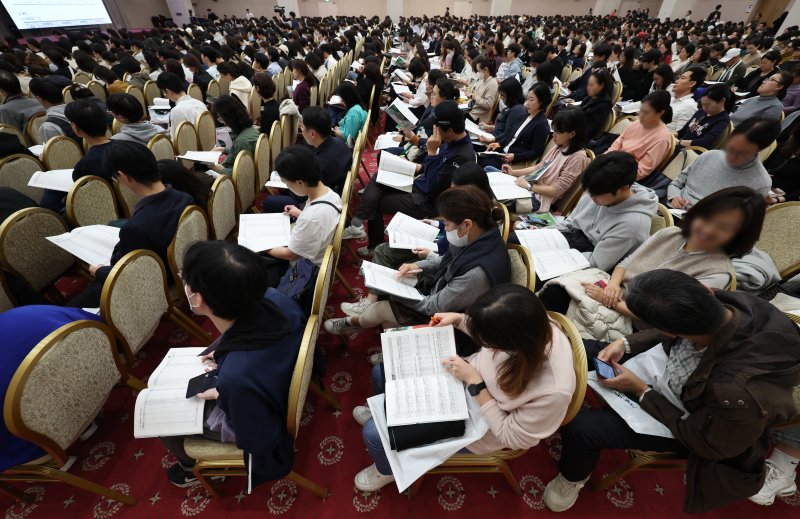 [서울=뉴시스] 김진아 기자 = 서울 광진구 세종대 컨벤션센터에서 열린 종로학원 2025 정시 합격점수 예측 및 전략 설명회에서 학부모들이 입시자료를 살펴보고 있다. 2024.11.15. bluesoda@newsis.com